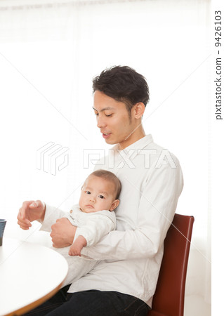 4 months old baby and dad 9426103