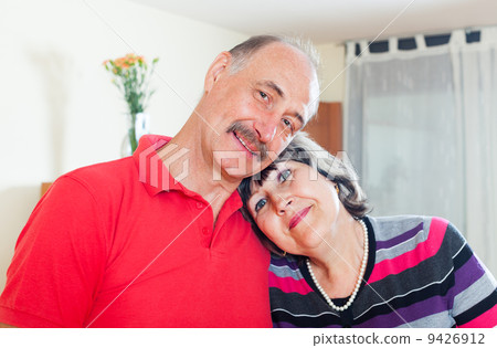 loving elderly couple in home 9426912