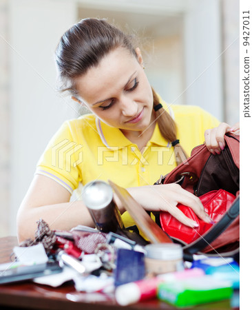 woman searching something in handbag woman searching something in handbag 9427011