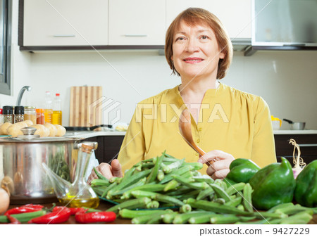 Mature woman with vegetables Mature woman with vegetables 9427229