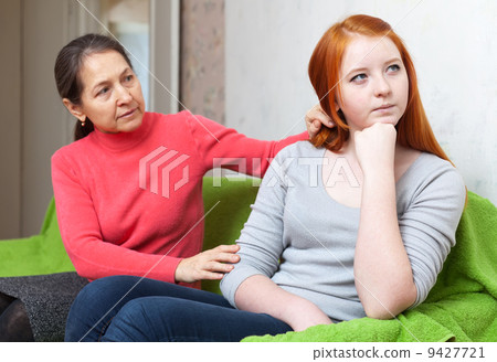 Mature woman tries reconcile with daughter 9427721