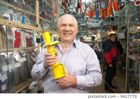man in auto parts store 9427778