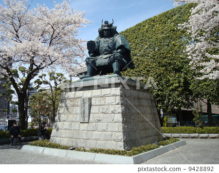 武田信玄公共形象（甲府站南口廣場）被櫻花染色 9428892
