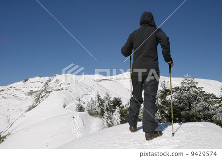 Mountaineer walking 9429574