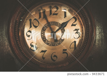 Vintage wooden clock 9433671