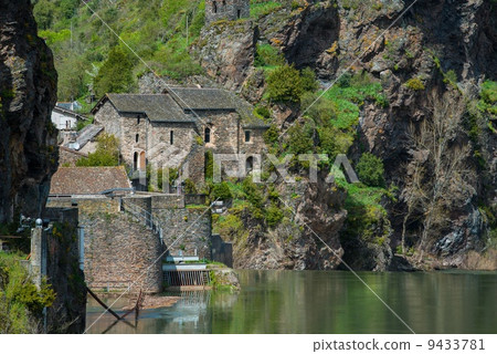 Old Ambialet village on Tarn river, France Old Ambialet village on Tarn river, France 9433781