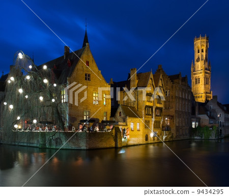 View of a decorated quay in Bruges, Belgium 9434295