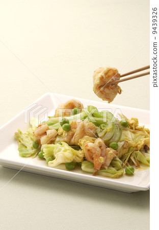 Stir-fry of cabbage and shrimp 9439326