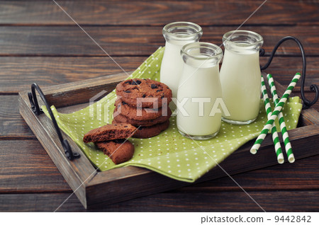 Milk and cookies 9442842