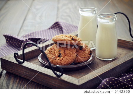 Chocolate chip cookies 9442860