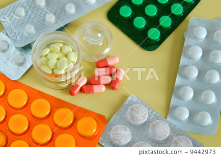 Packs of pills 9442973