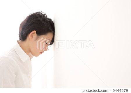 一個女人靠在牆上 一個女人靠在牆上 9444679