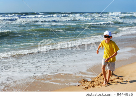 The boy and the sea The boy and the sea 9444986