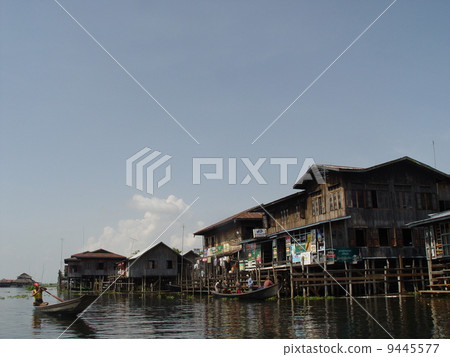 岸上的村莊(茵萊湖/緬甸) 岸上的村莊(茵萊湖/緬甸) 9445577