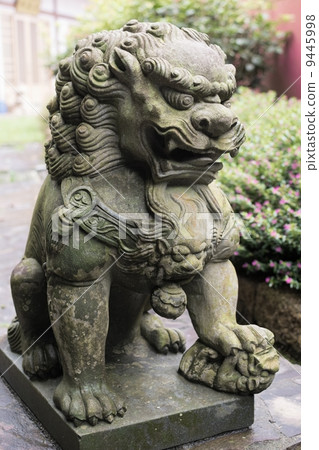 Bronze lion statue Bronze lion statue 9445998