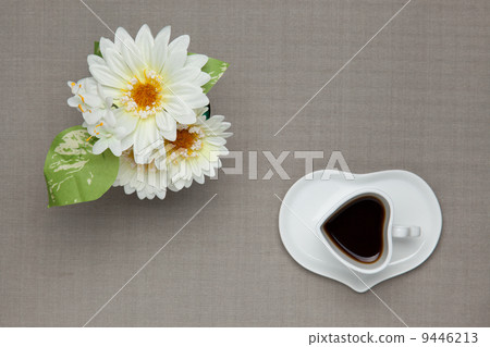 Coffee and white flowers 9446213