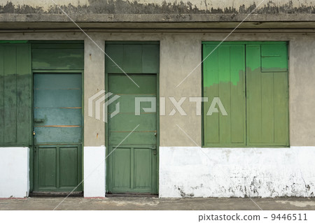 Old grunged door 9446511