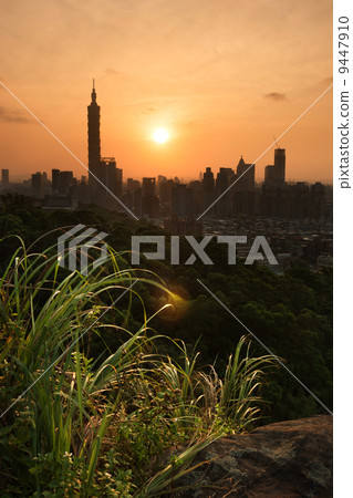 Sunset cityscape in Taipei 9447910