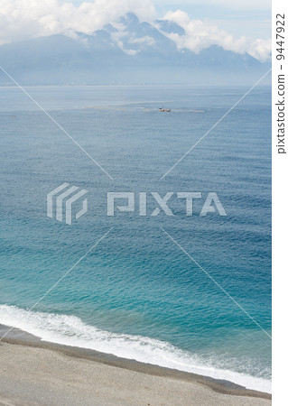 Seascape with cloudy sky Seascape with cloudy sky 9447922