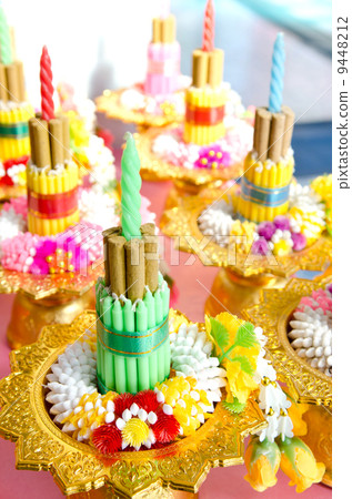 flower decorated on tray with pedestal 9448212