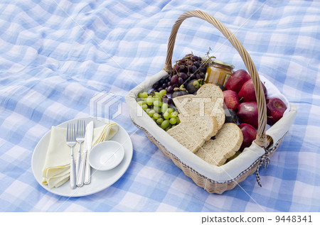 Pic-nic basket with fruit 9448341