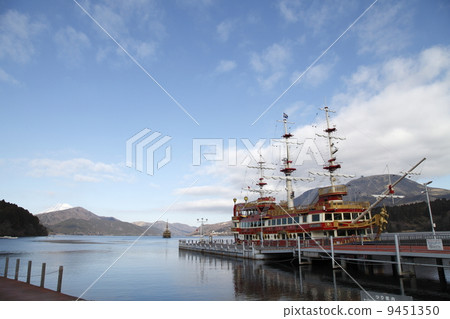 Lake Ashinoko Hakone pirate ship 9451350