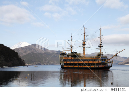 Lake Ashinoko Hakone pirate ship 9451351