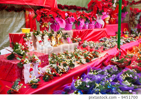 Flowers and decorations at the Christmas market 9451700