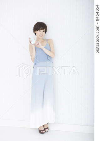 young woman      9454054