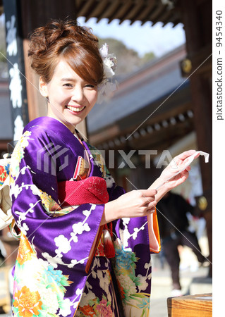 穿和服的一個少婦在和服 9454340