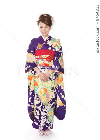 A young woman wearing a kimono in a kimono 9454813