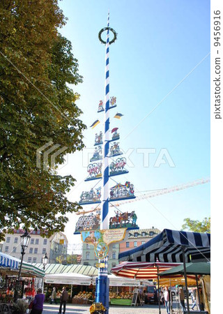 五月柱(Mybaum)在德國慕尼黑的維克多·阿里恩市場 五月柱(Mybaum)在德國慕尼黑的維克多·阿里恩市場 9456916
