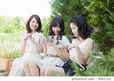 三個女人看著智能手機 9461102