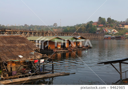 Floating houses 9462985