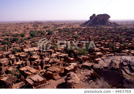 Dogon Sunggo村莊在旱季 9463769