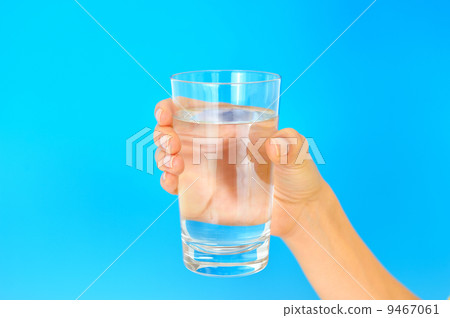 一個女人的手與一杯。 一個女人的手與一杯。 9467061