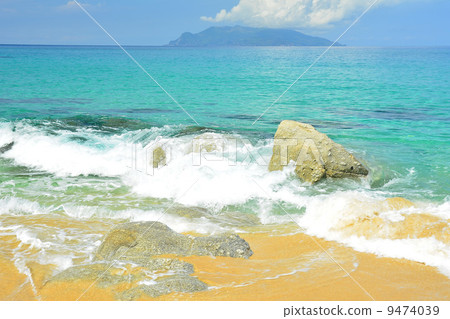 Wave of Yakushima Inner Beach and Yuyuki Eriabe Island Wave of Yakushima Inner Beach and Yuyuki Eriabe Island 9474039