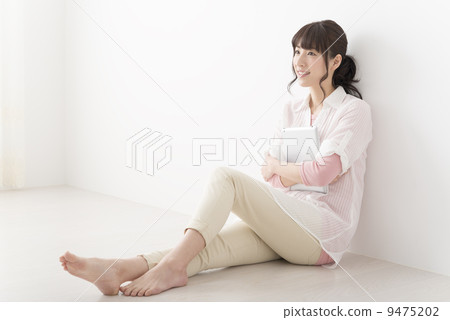 Young lady tablet Young lady tablet 9475202