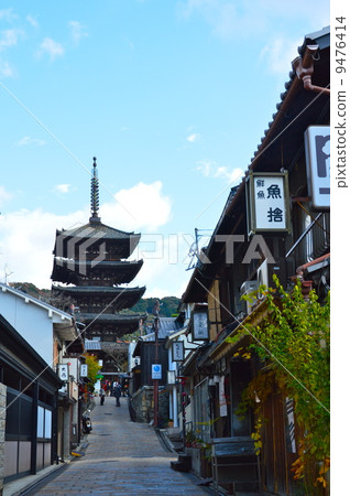 從八坂街(京都市東山區Shimizu Yasakaokamachi)仰望的Hokan-ji寺的“八坂的塔” 從八坂街(京都市東山區Shimizu Yasakaokamachi)仰望的Hokan-ji寺的“八坂的塔” 9476414