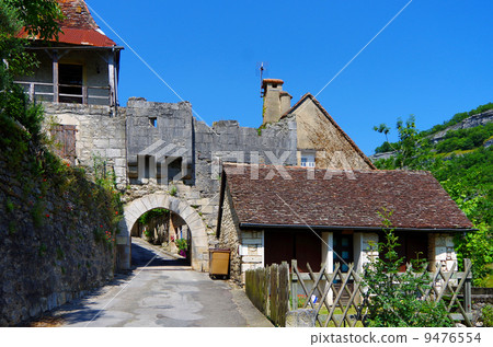 搖搖欲墜的城堡牆 9476554