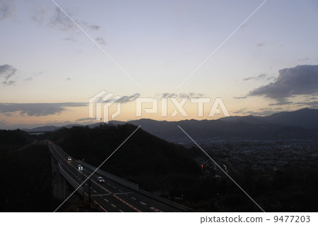 日出之前的公路 9477203