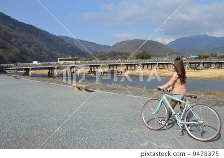 自行車,年輕女子,渡月橋(京都區,京都區) 自行車,年輕女子,渡月橋(京都區,京都區) 9478375