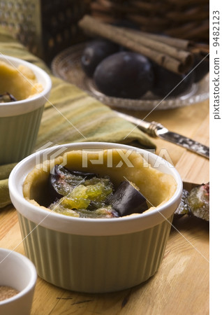 Plum tart ingredients 9482123