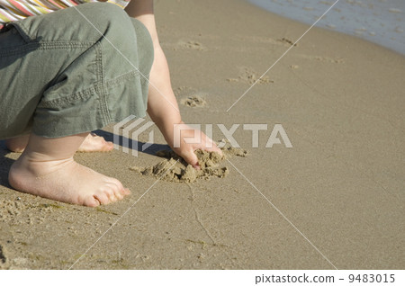 child girl on the beach 9483015