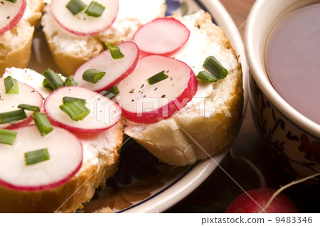 Sandwich with cheese, radish and chive - Healthy Eating 9483346