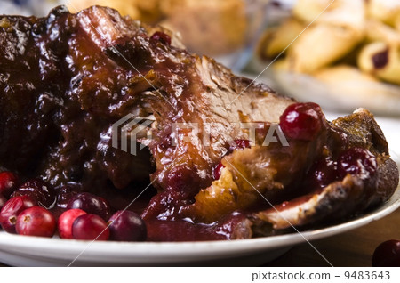 圖庫照片: delicious scrambled grilled meat with cranberry sauce