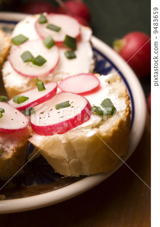Sandwich with cheese, radish and chive - Healthy Eating 9483659
