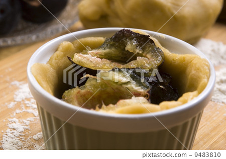 Plum tart ingredients 9483810