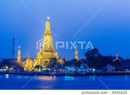 Wat Arun in Bangkok at night Wat Arun in Bangkok at night 9485820