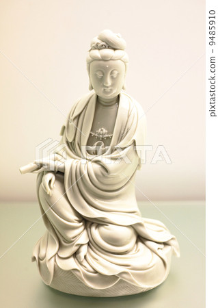 guanyin seated in white glaze , from China, Qing dynasty , Kangxi period 9485910